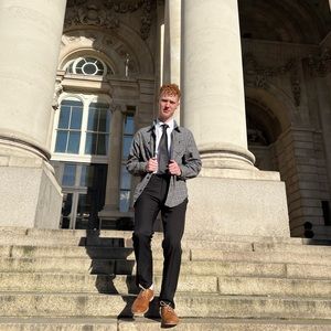 Meet your Posher, Dominic